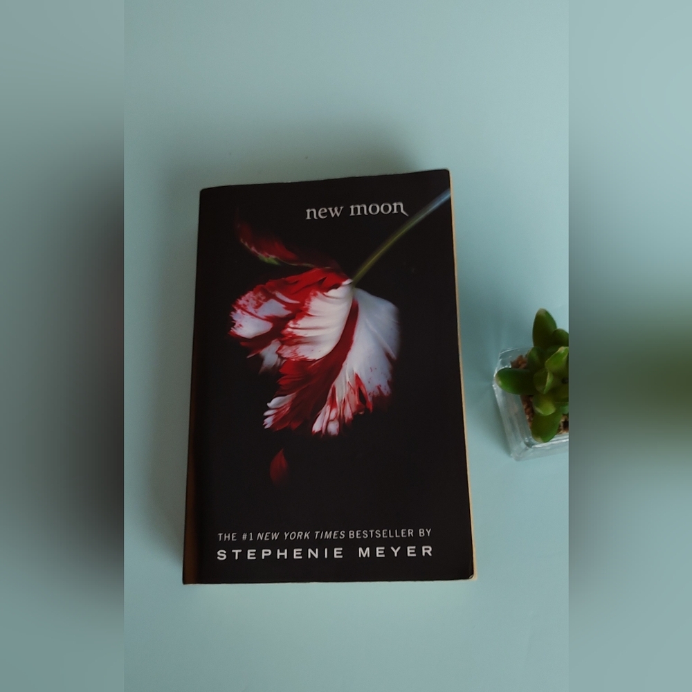 The Twilight Saga New Moon by Stephenie Meyer 2008 Trade Paperback) Good Cond.